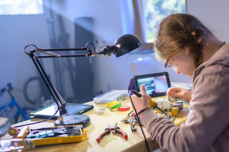 Personne travaillant sur un projet électronique.