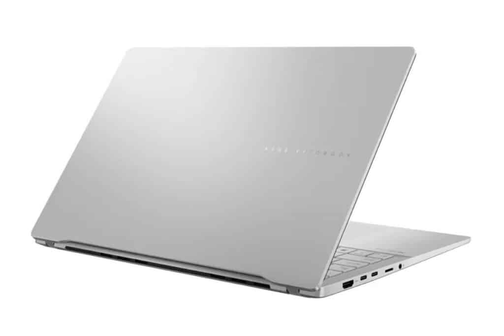 Ordinateur portable argenté ouvert de côté.