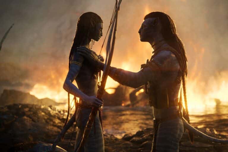 Deux créatures bleues face à un incendie.