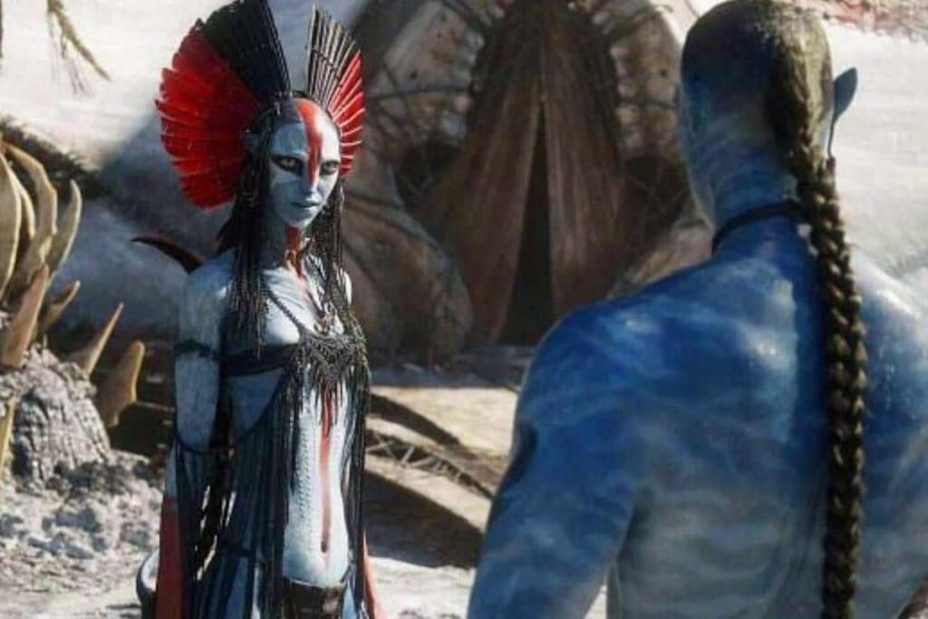 Deux créatures bleues se font face en costume tribal.