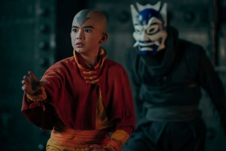 Jeune garçon et personnage masqué, scène dramatique.