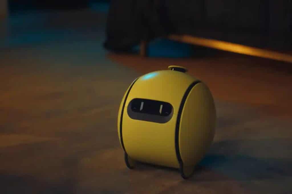 Petit robot jaune sur le sol.