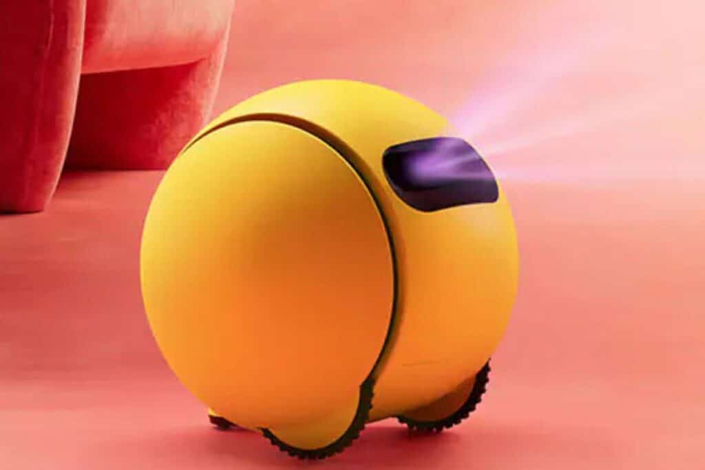 Petit robot jaune sur fond rose.