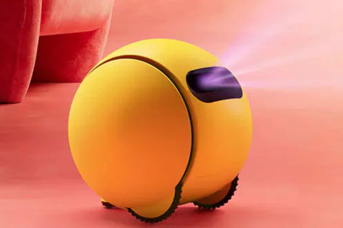 Petit robot jaune sur fond rose.