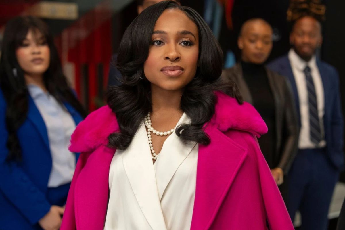 Femme en manteau rose, avec colliers de perles.