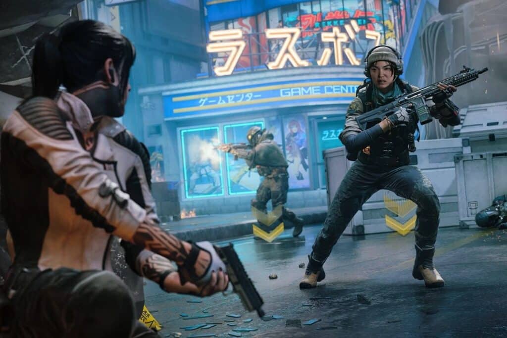 Personnes en tenue militaire dans une zone urbaine.