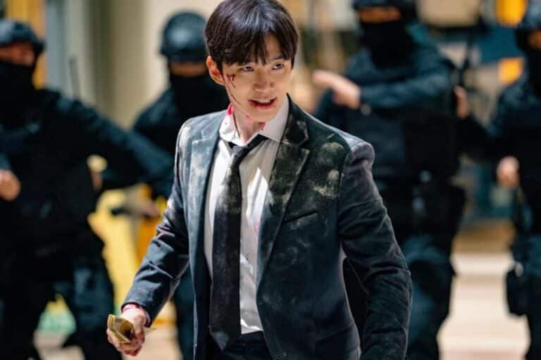 Homme blessé, costume, entouré de policiers armés.