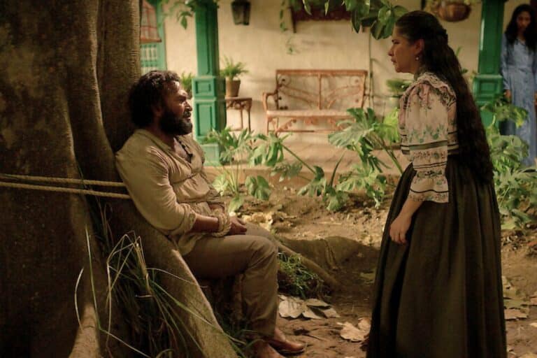 Homme attaché à un arbre, femme lui parlant.
