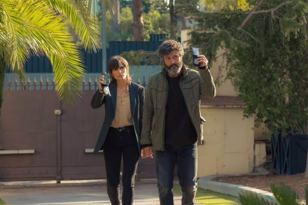 Deux personnes montrent des badges officiels.