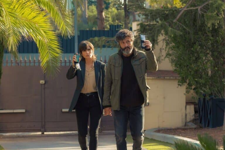 Deux personnes montrent des badges officiels.