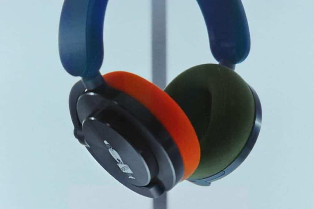 Casque audio multicolore suspendu.