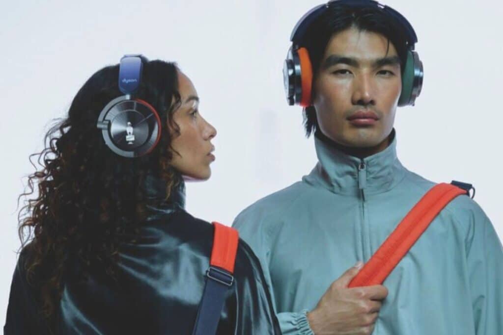 Deux personnes portant des écouteurs.