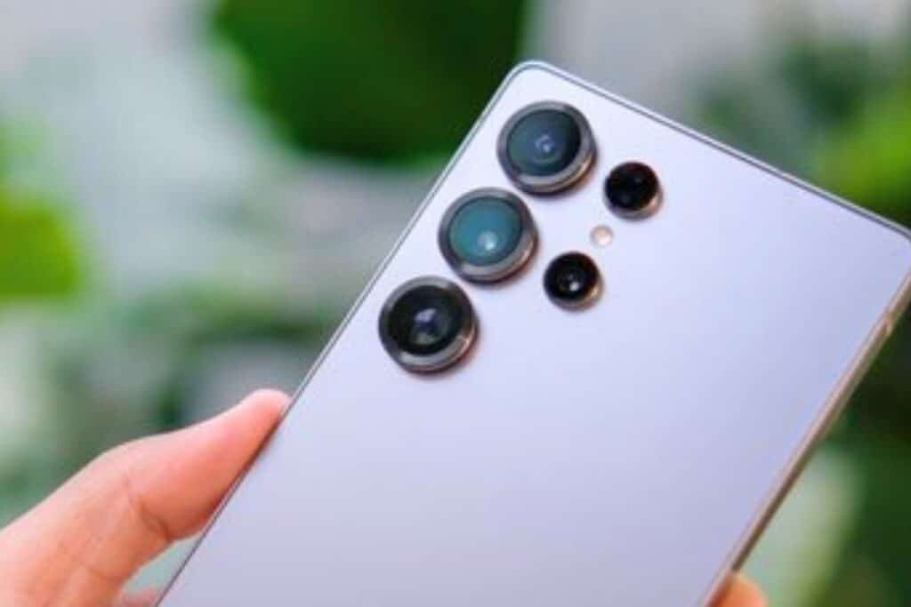 Smartphone avec plusieurs caméras arrière.