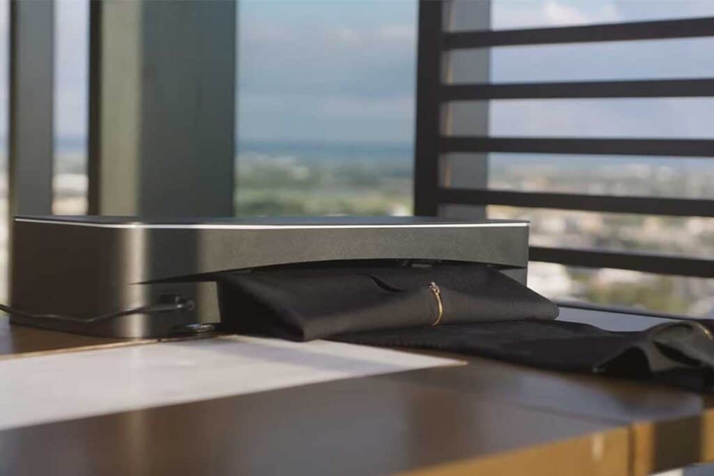 Appareil sur table près de fenêtre avec vue.