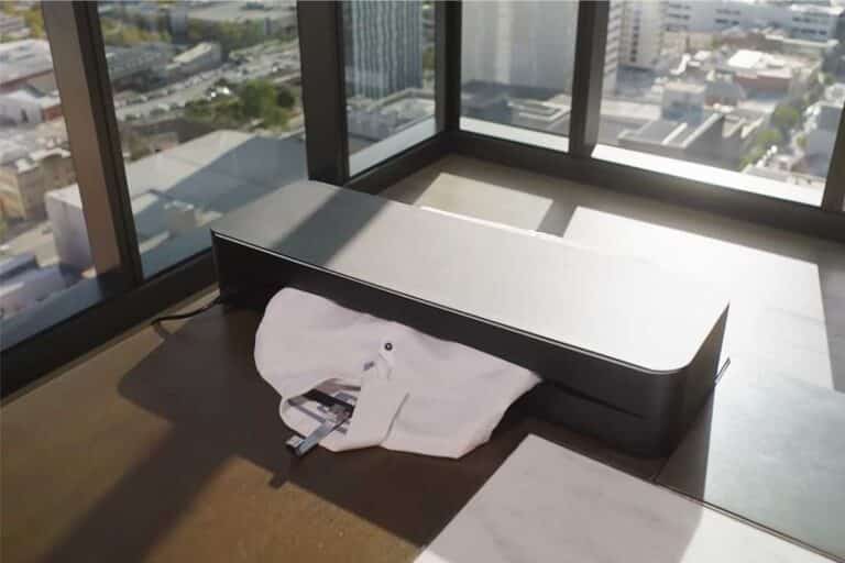 Machine automatique pliant une chemise blanche