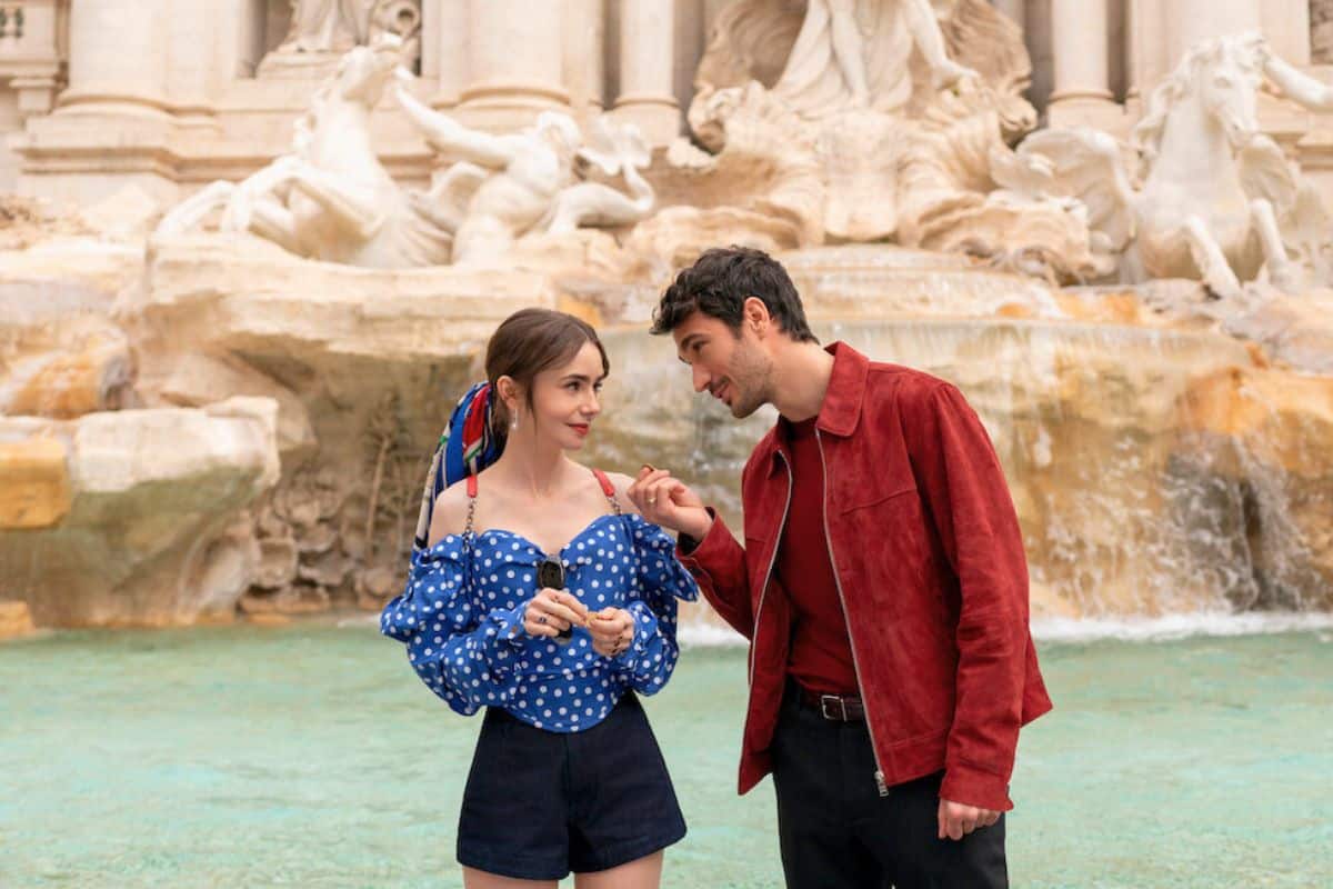 Deux personnes devant une fontaine historique à Rome.
