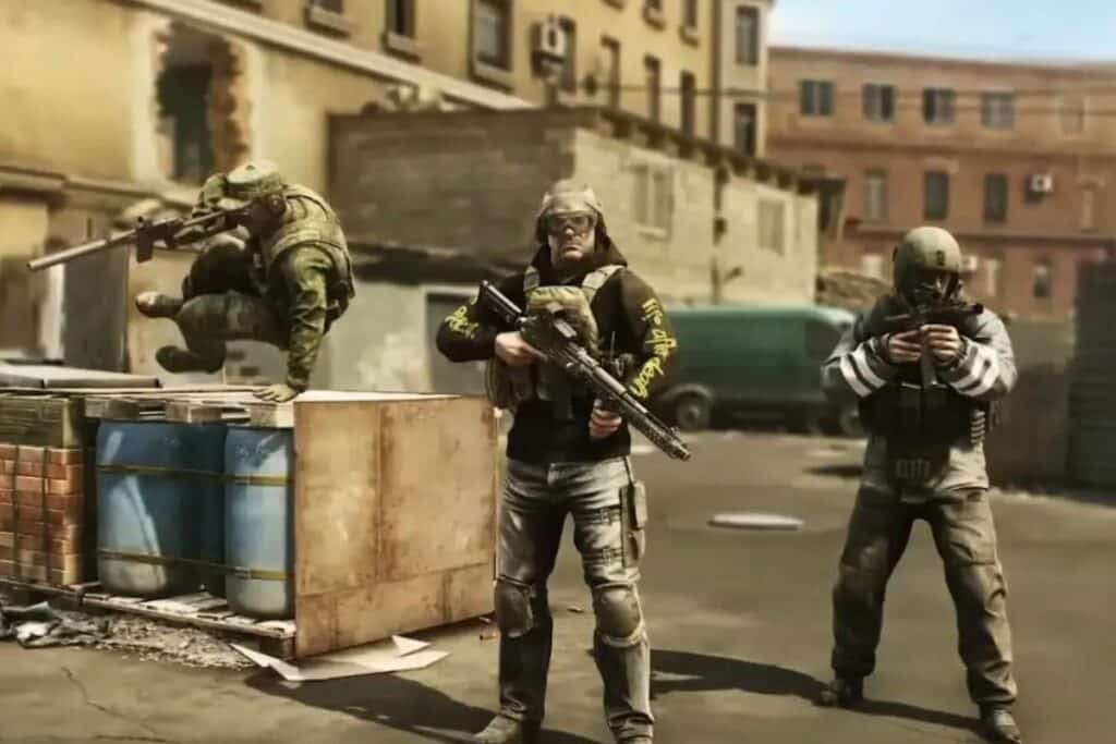 Soldats en mouvement dans une zone urbaine.