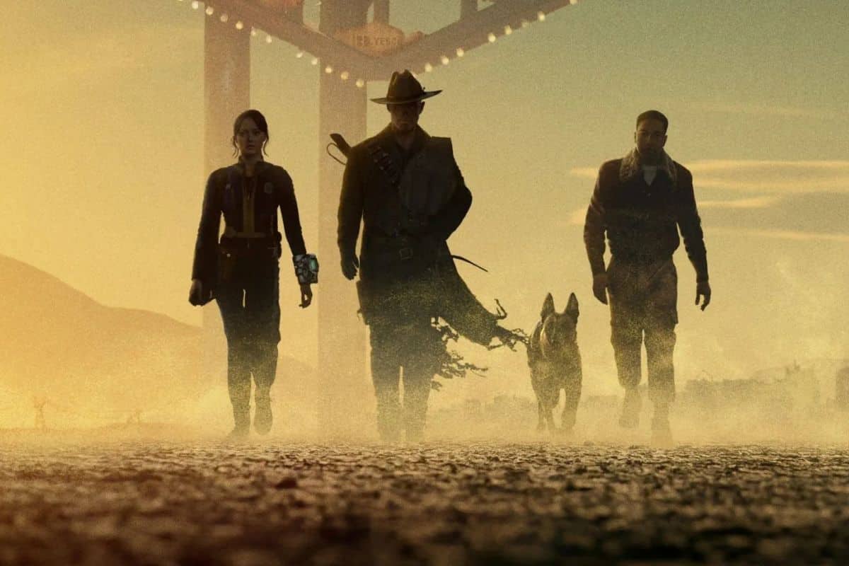 Trois personnes et un chien marchent dans le désert.