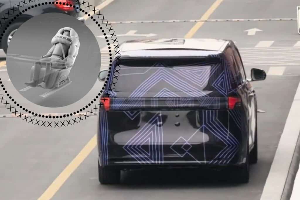 Voiture spacieuse avec siège passager innovant.