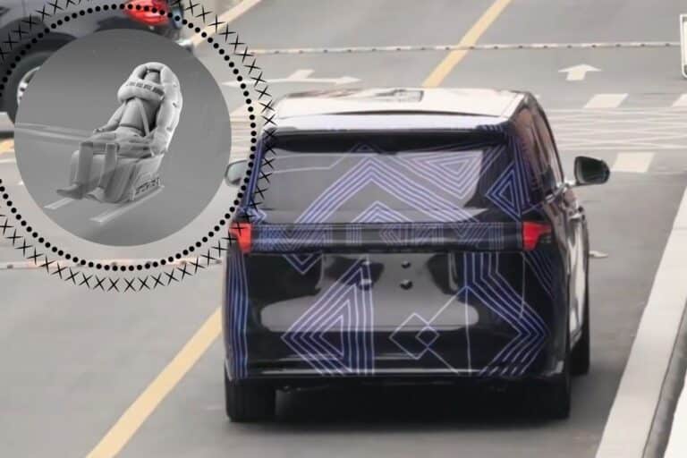 Voiture spacieuse avec siège passager innovant.