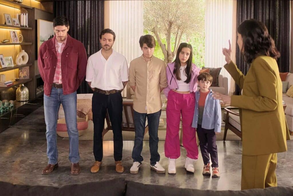 Groupe de personnes écoutant une femme en costume.