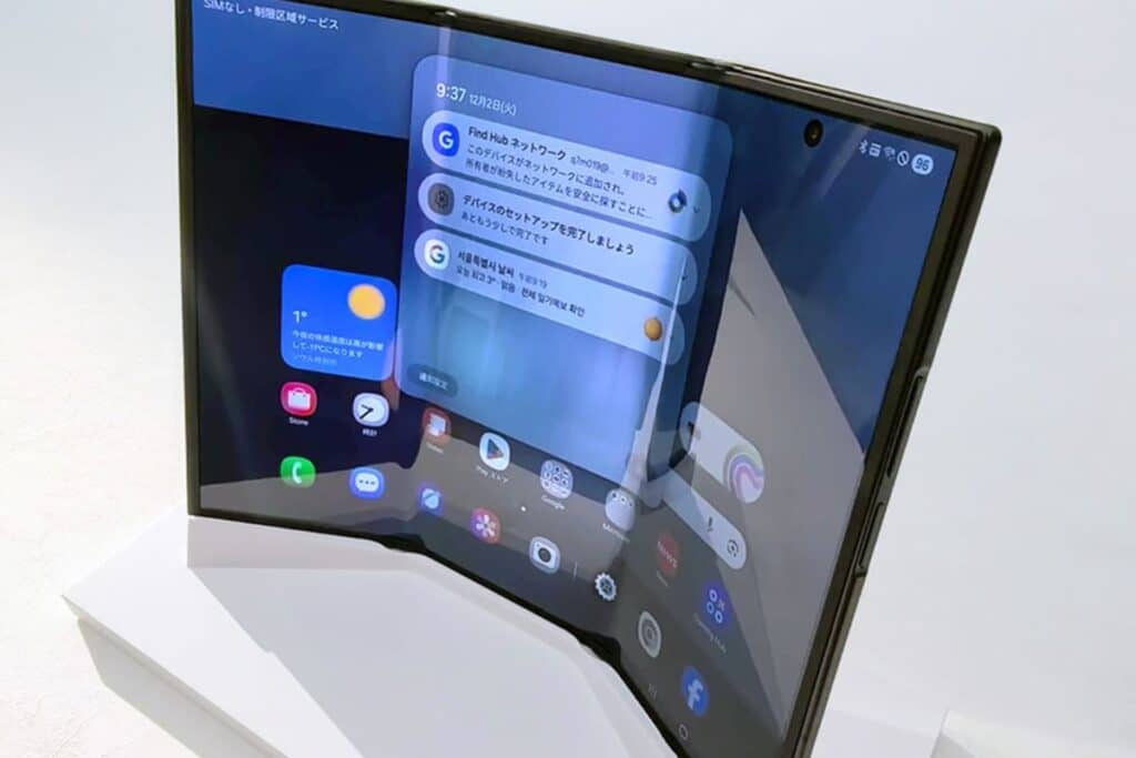 Téléphone pliable avec écran déplié, interface visible.