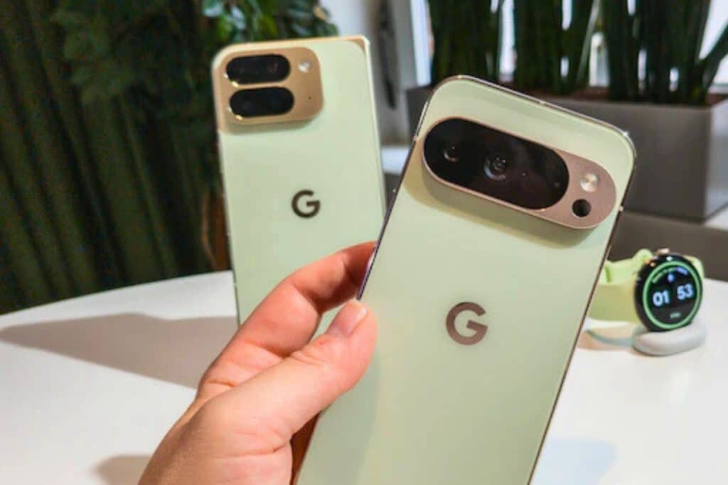 Deux smartphones Google verts sur une table.