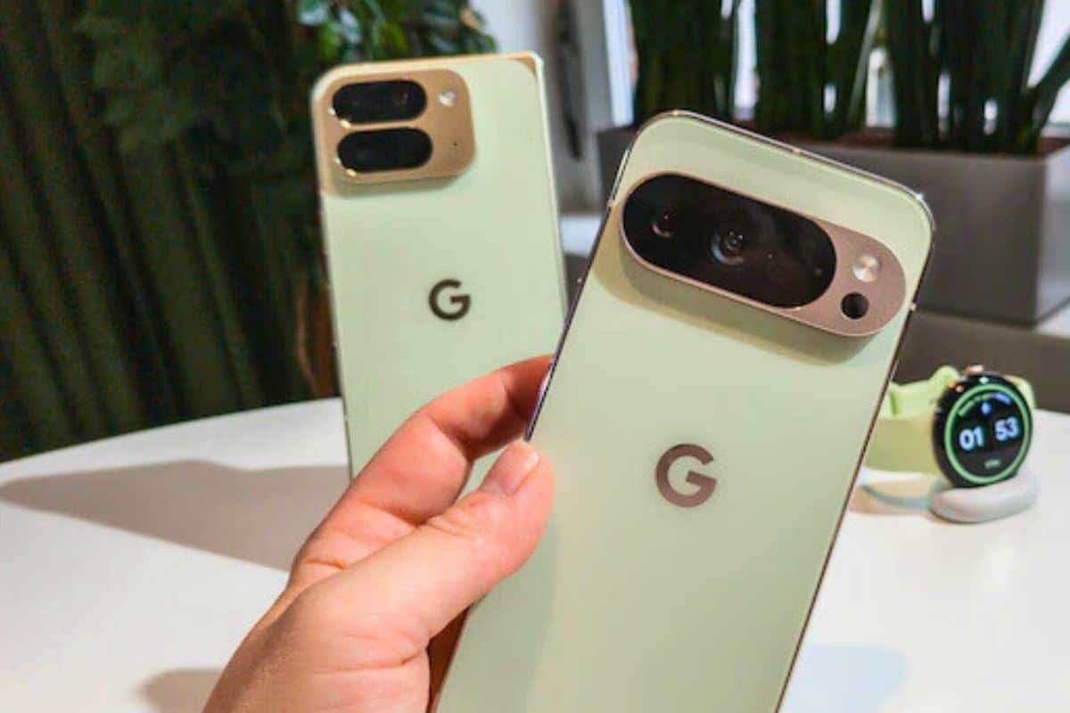 Deux smartphones Google verts sur une table.