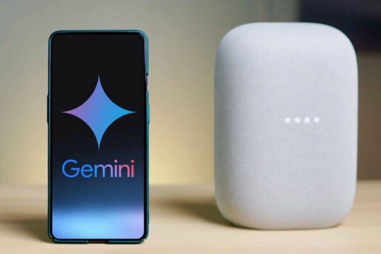 Smartphone et haut-parleur intelligent côte à côte.