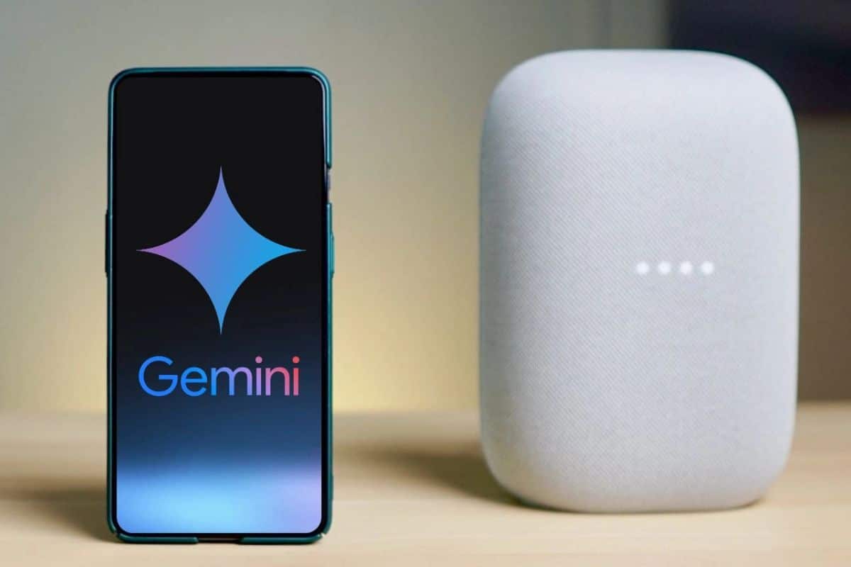 Smartphone et haut-parleur intelligent côte à côte.