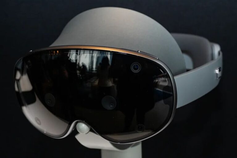 Casque réalité virtuelle noir et argenté.