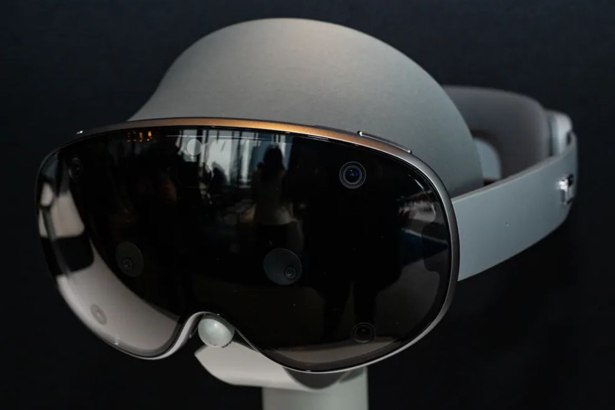 Casque réalité virtuelle noir et argenté.