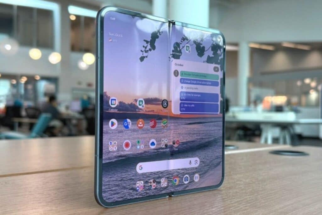 Smartphone pliable sur une table en bureau.