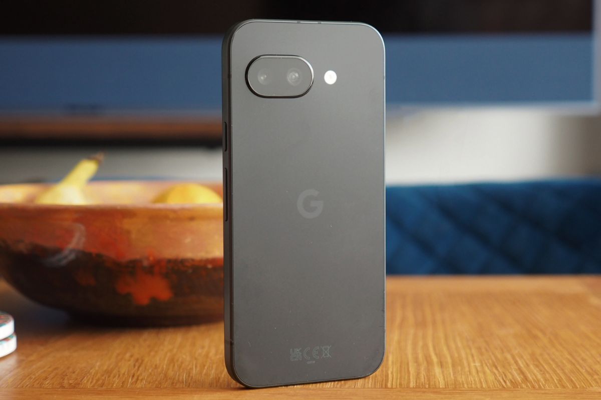 Smartphone Google sur une table en bois.