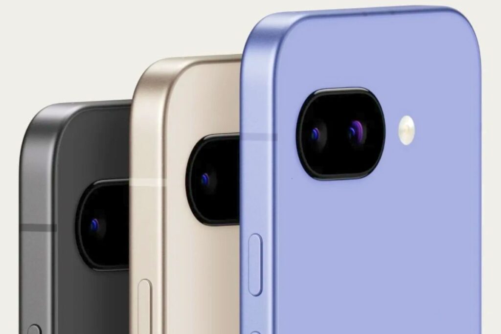 Trois smartphones de couleurs différentes alignés.