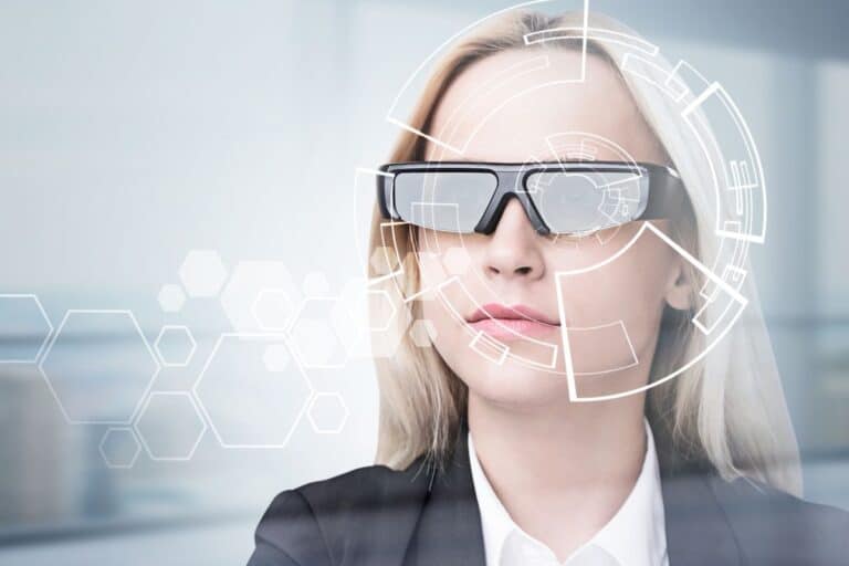 Femme portant lunettes de réalité augmentée.