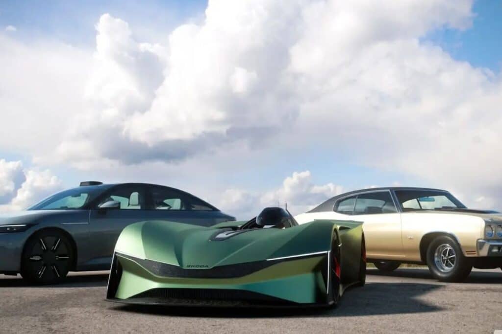 Trois voitures modernes et classiques sous un ciel nuageux.