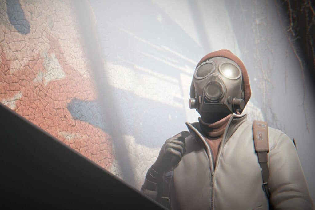 Personne en masque à gaz devant mur fissuré.