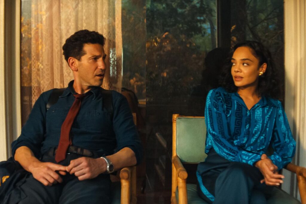 Deux personnes assises, discutant.