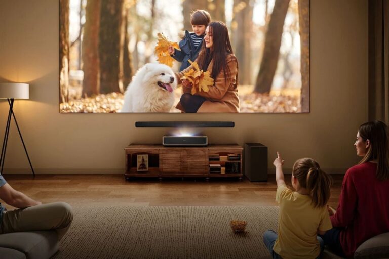 Famille regardant un écran géant à la maison.