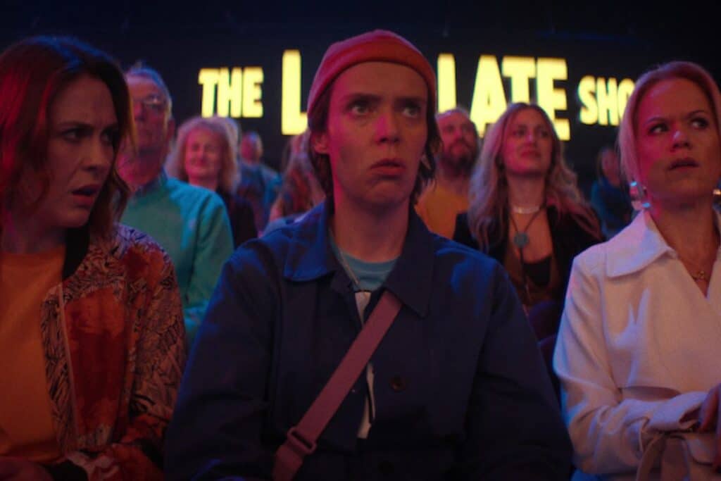 Groupe de personnes au Late Late Show look perplexe.