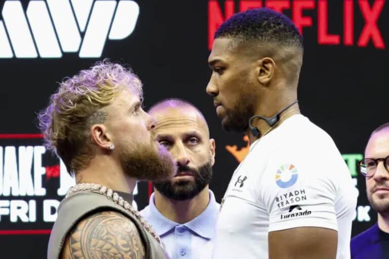 Deux boxeurs se défient du regard sur scène.