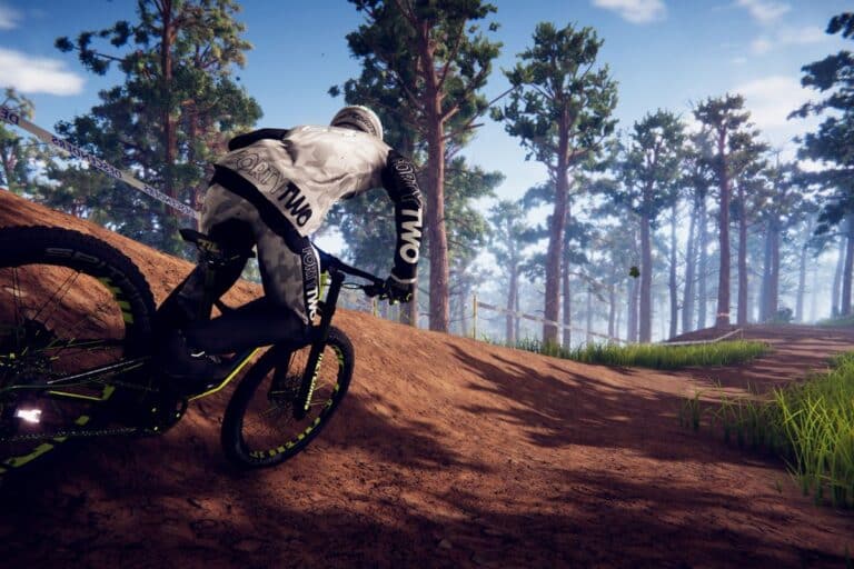 Cycliste VTT descendant une piste forestière.