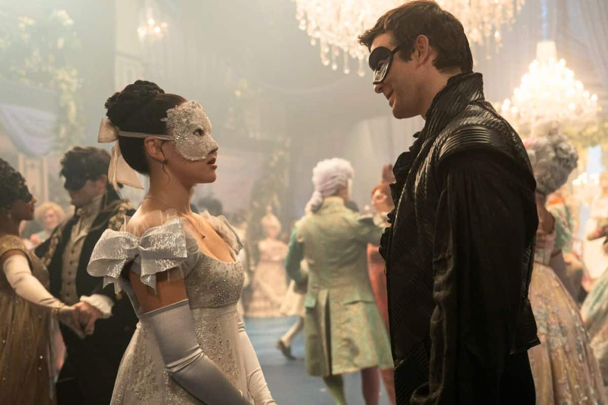 Bal masqué avec des danseurs masqués élégants.