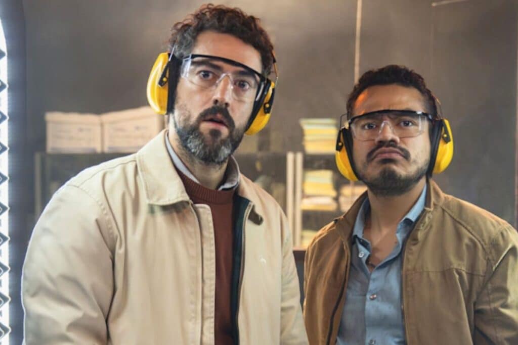 Deux hommes portant protection auditive et lunettes.