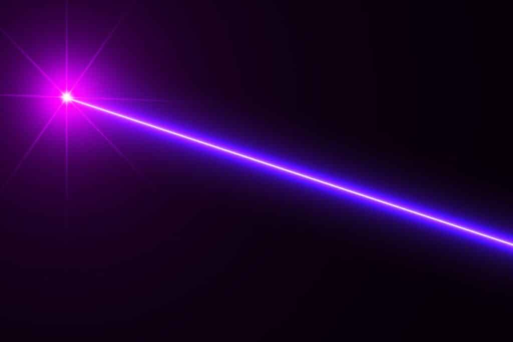 Faisceau laser violet sur fond noir