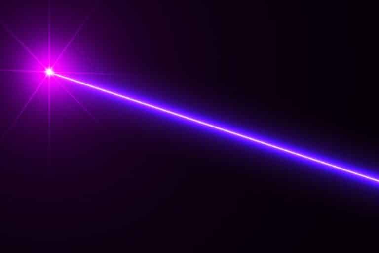 Faisceau laser violet sur fond noir