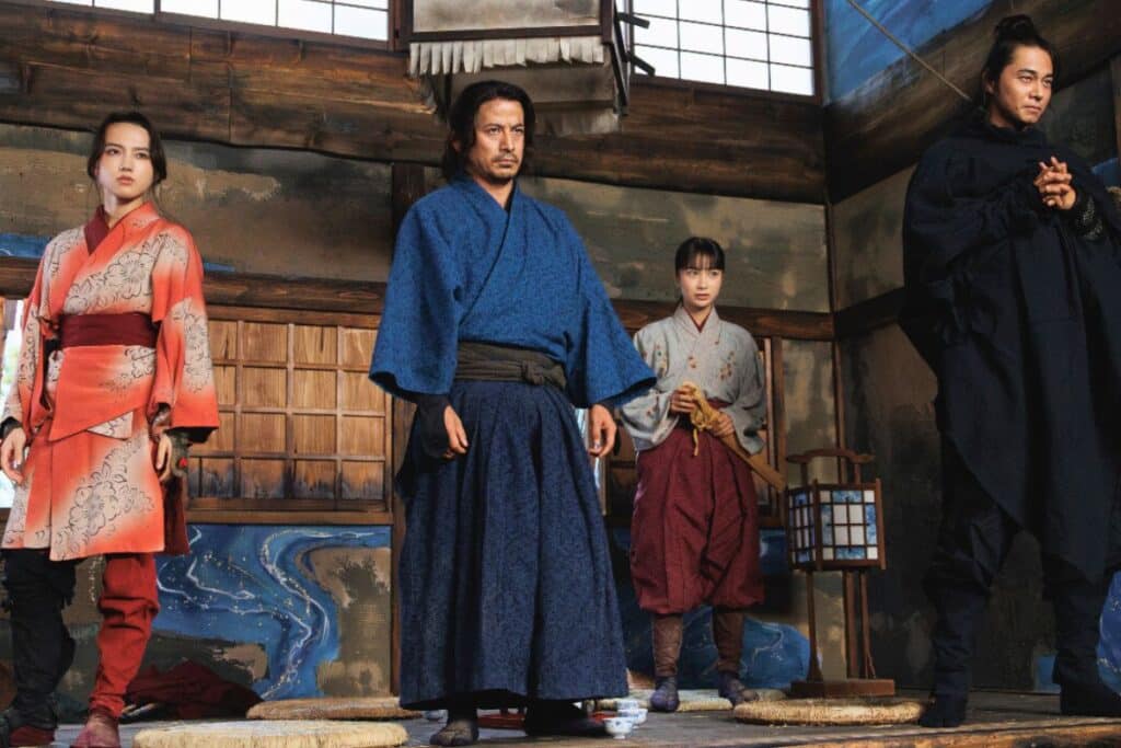 Personnes en kimonos dans une salle traditionnelle japonaise.