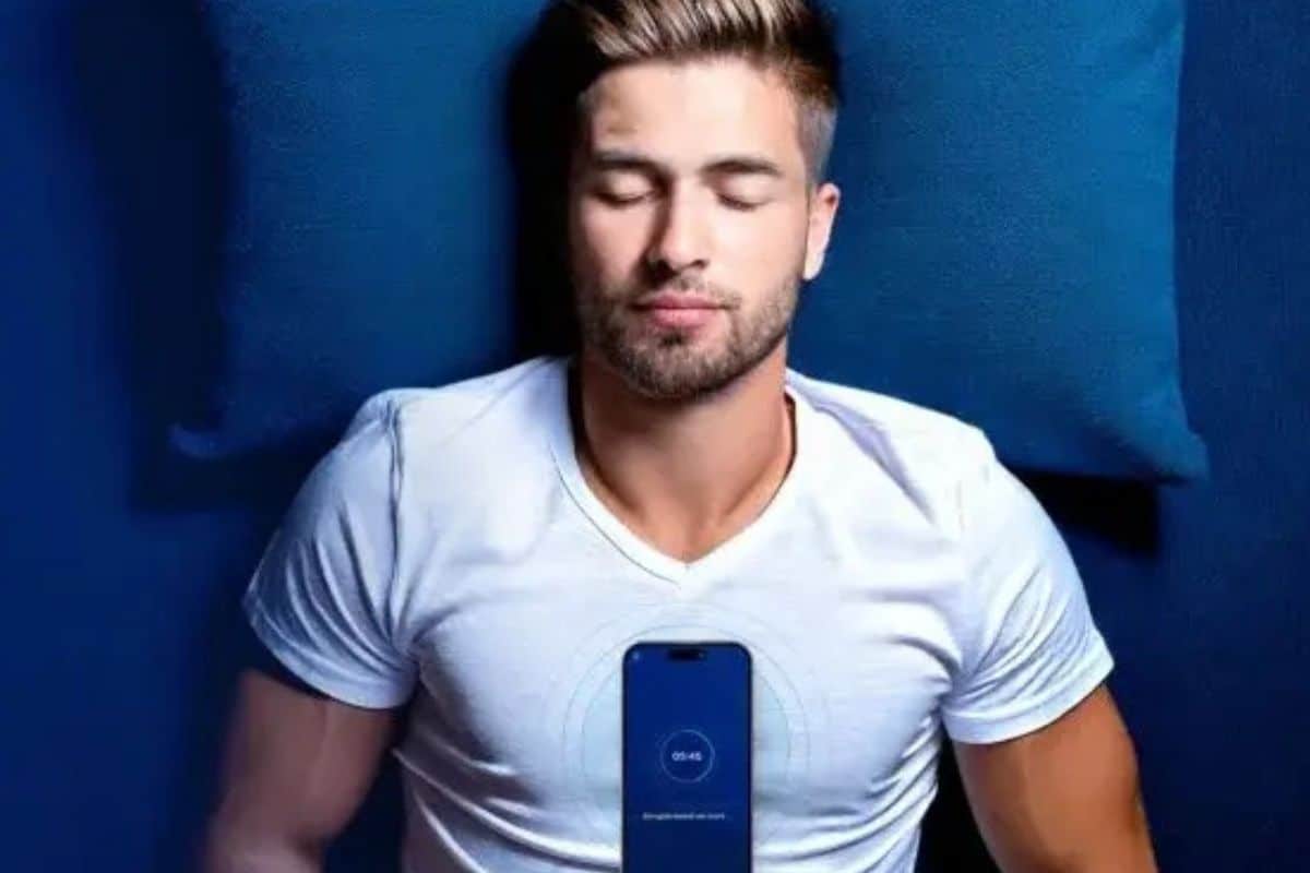 Homme allongé avec téléphone sur la poitrine.