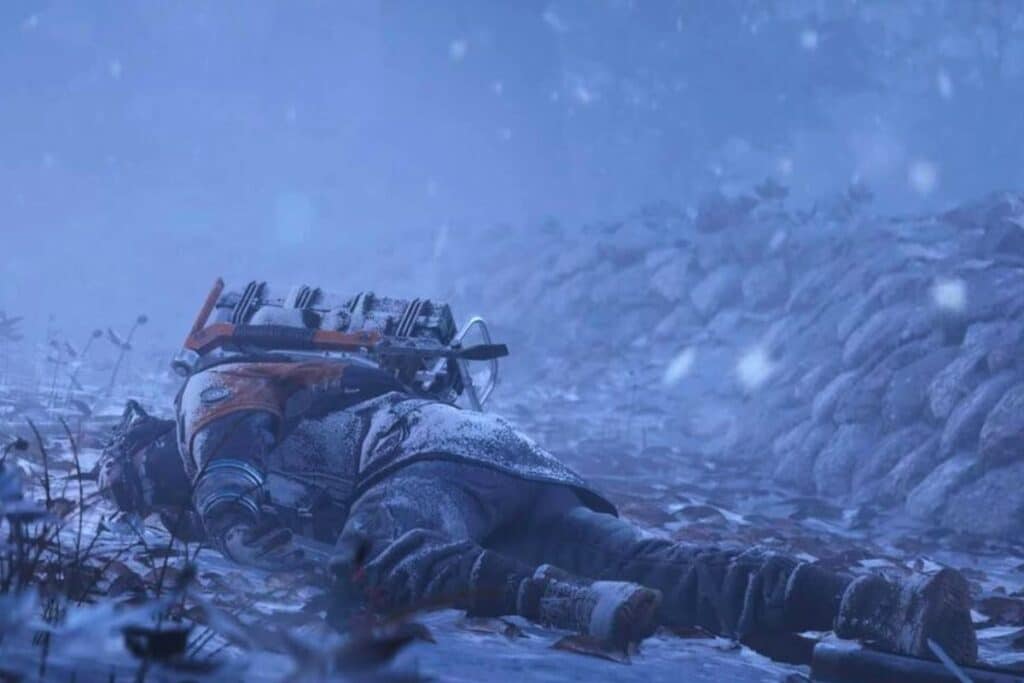 Personnage allongé, neige tombante et sac à dos.